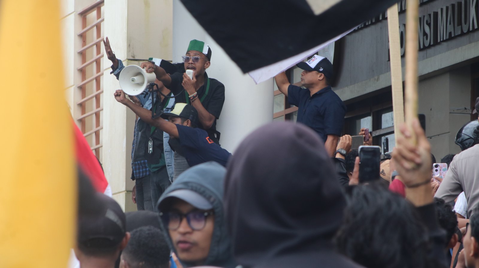 Ribuan Suara Menyatu di Karang Panjang: Harmoni Dua Gelombang Aksi di Ambon”