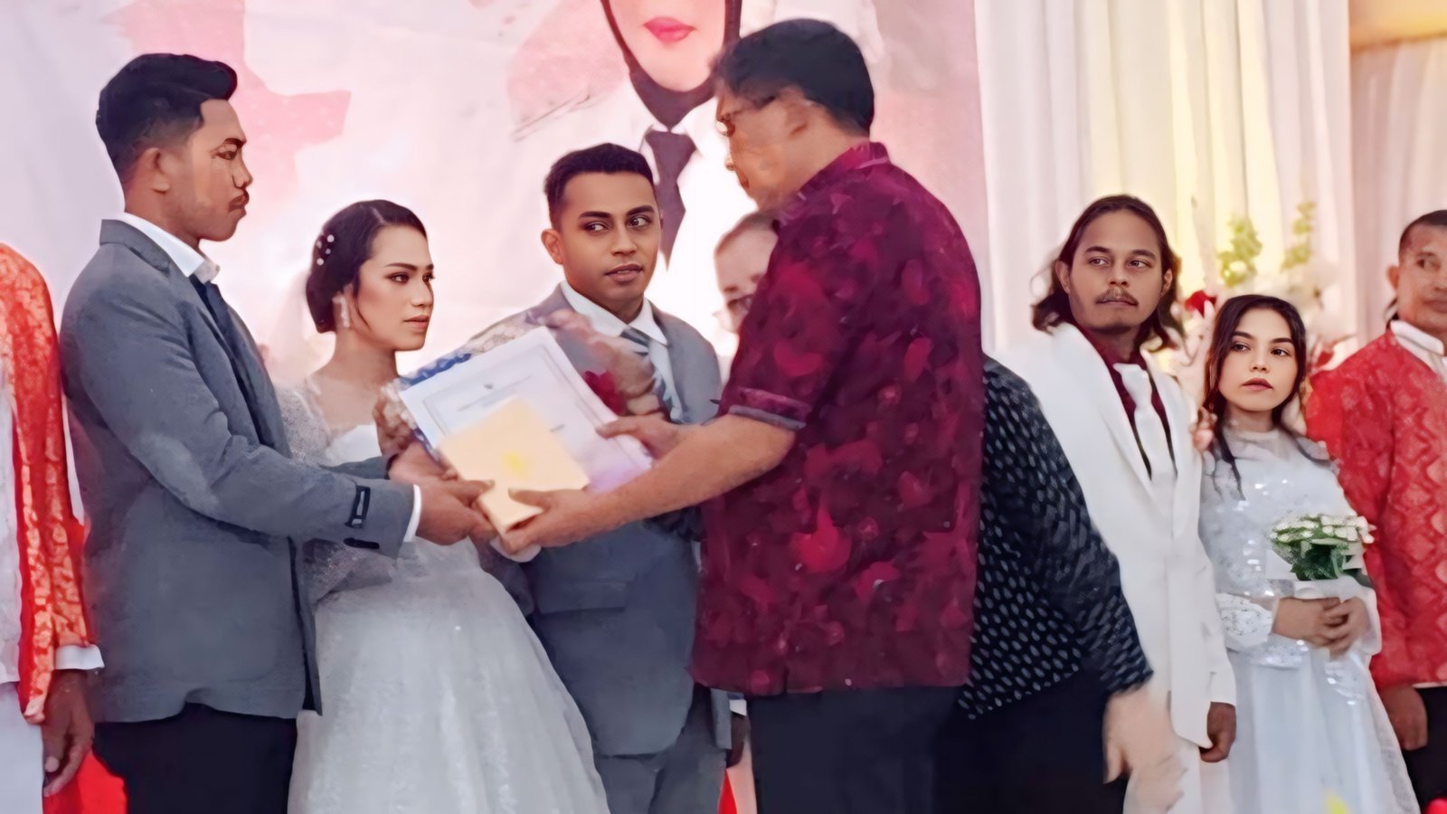 100 Pasangan Resmi Sandarkan Cinta di Atas Pengakuan Negara