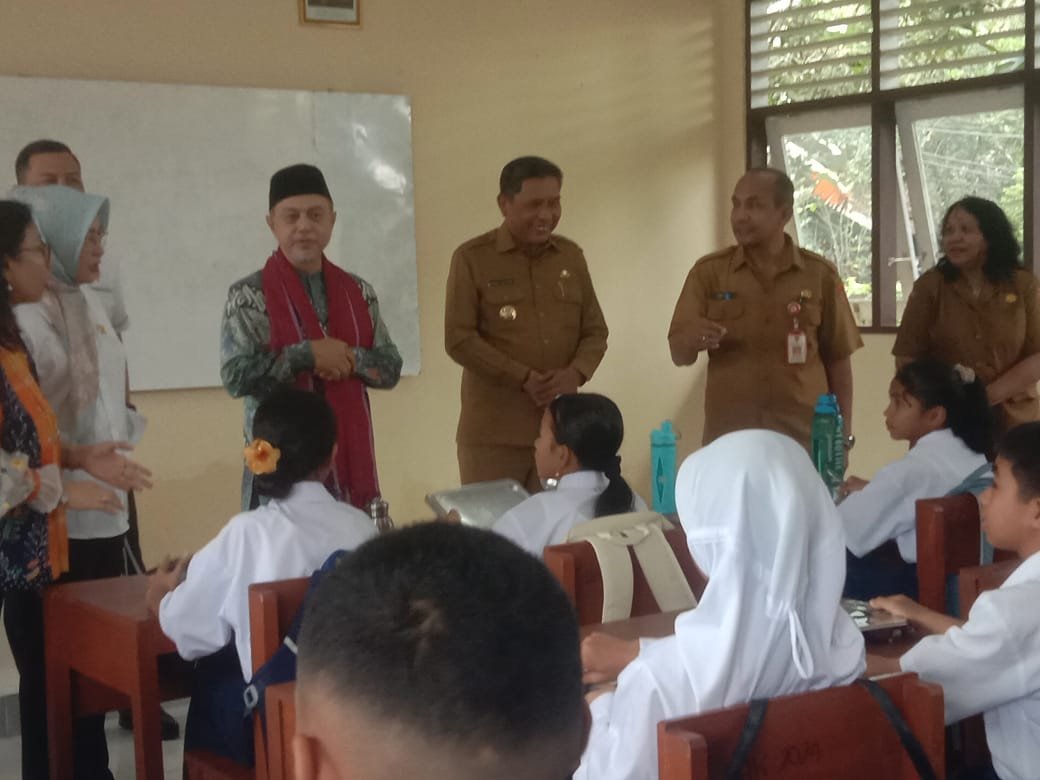 Wujud Kepedulian Terhadap Generasi Muda, Wali Kota Ambon dan DPD RI Tinjau Program MBG di SMP Negeri 15