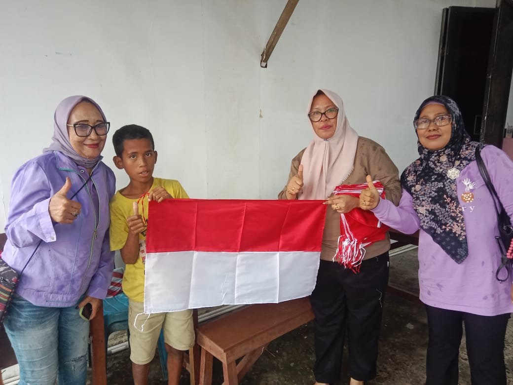 Sambut HUT Ke-80 RI, Kelurahan Tihu Bagikan 100 Bendera Merah Putih Untuk Warga
