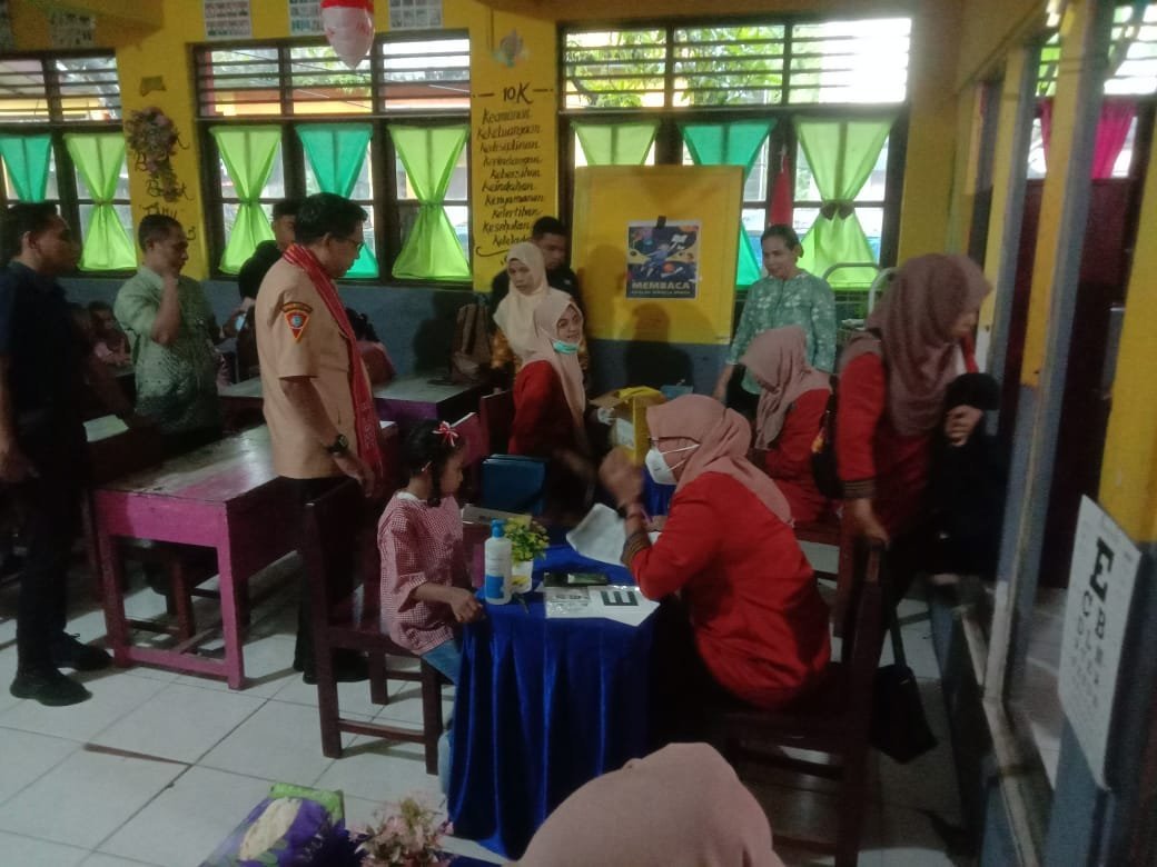 " Pemkot Ambon Peduli Generasi Sehat: Gelar Imunisasi dan Pemeriksaan Kesehatan Gratis untuk Anak Sekolah"