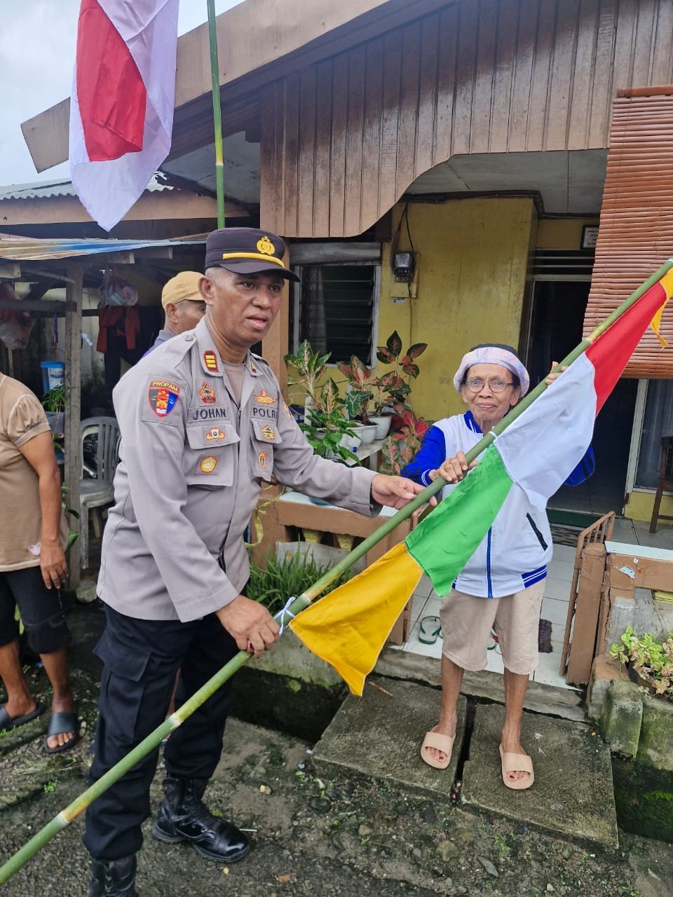 "Polresta Ambon Bagikan Bendara Merah Putih di Pasar Benteng, Warga Antusias Sambut Semarak HUT Ke-80 RI"