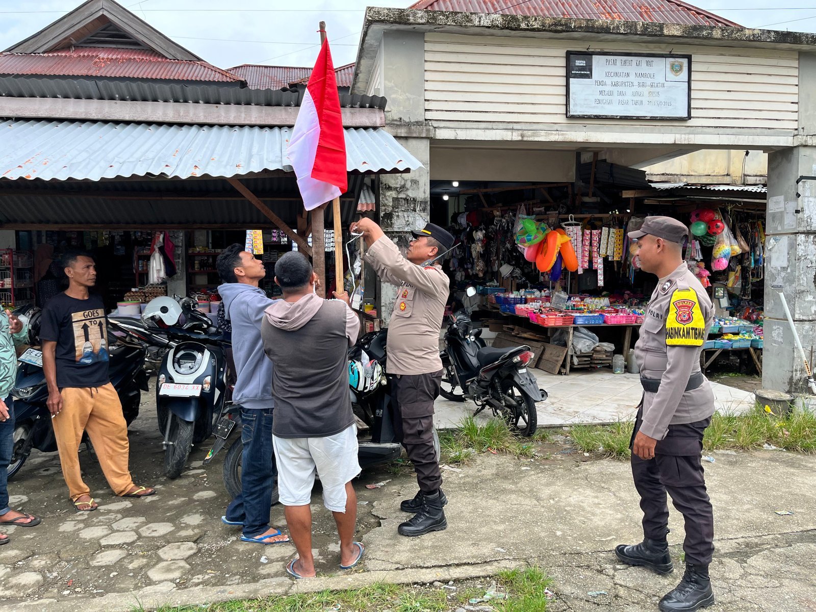 Sambut HUT Ke-80, Polres BurseL Bagikan Bendera Merah Putih Gratis Kepada Masyarakat