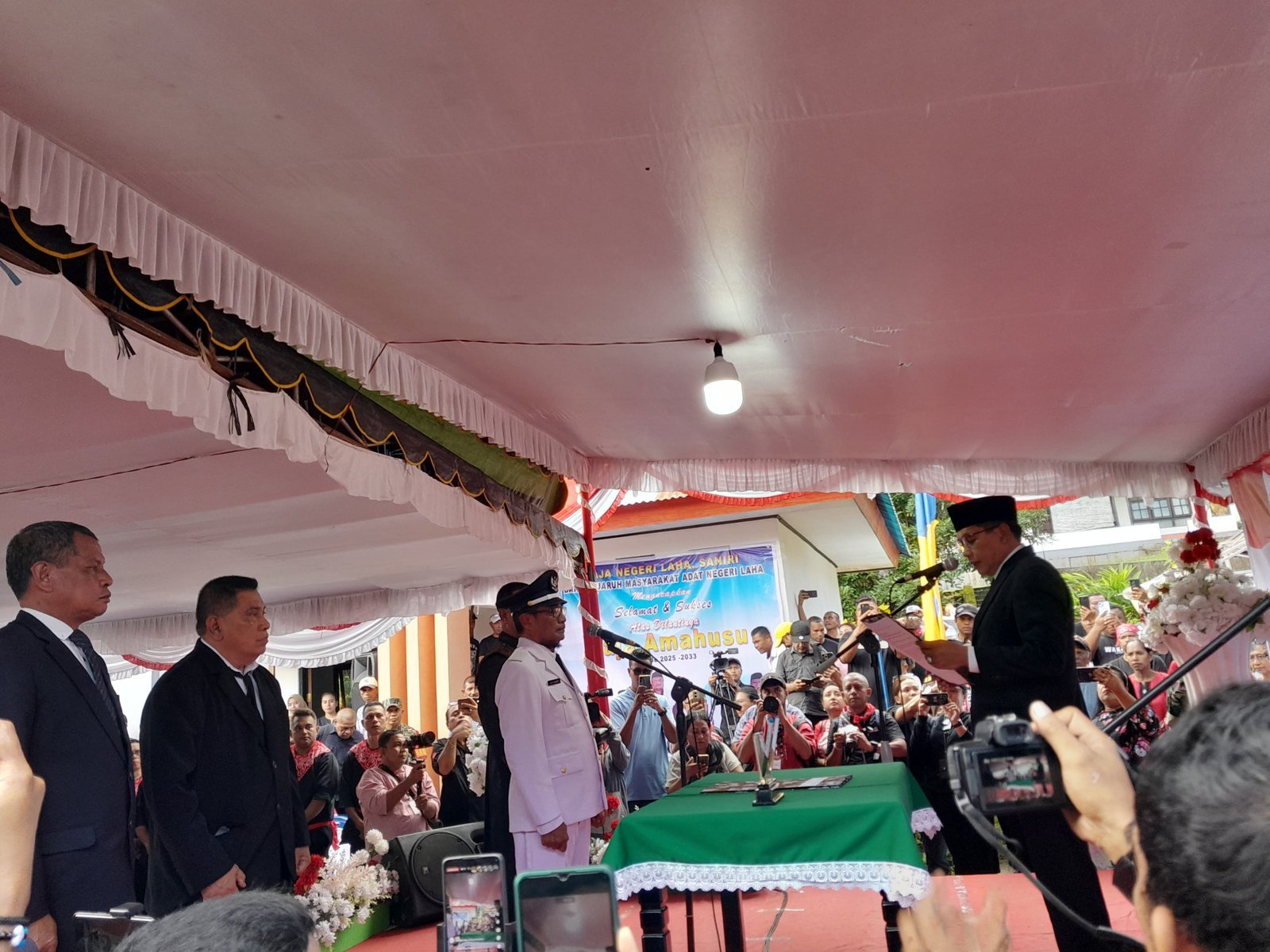 Mezaack Maurits Silooy Dilantik Sebagai Raja Negeri Amahusu, Simbol Kebangkitan Adat dan Budaya Ambon