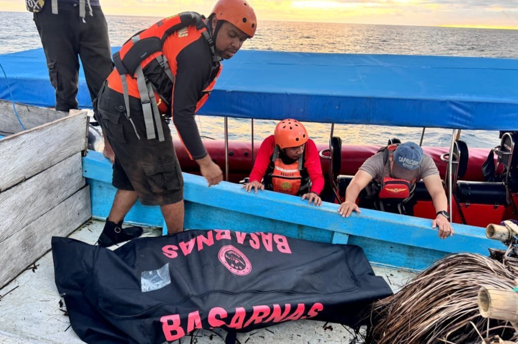 Tim SAR Dobo Evakuasi Jenazah Nelayan yang Jatuh di Laut