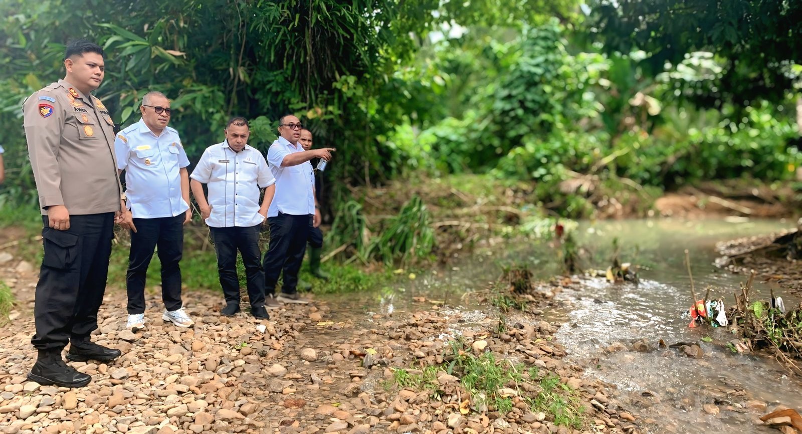 Menyusuri Jejak Banjir dan Jembatan Harapan di Buru Selatan