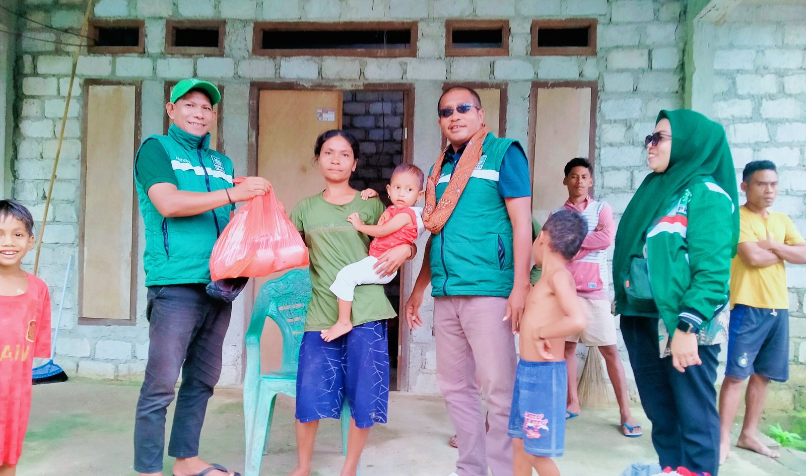 DPC PKB BurseL Serahkan Bantuan Sembako untuk Korban Banjir Dusun Fatiban