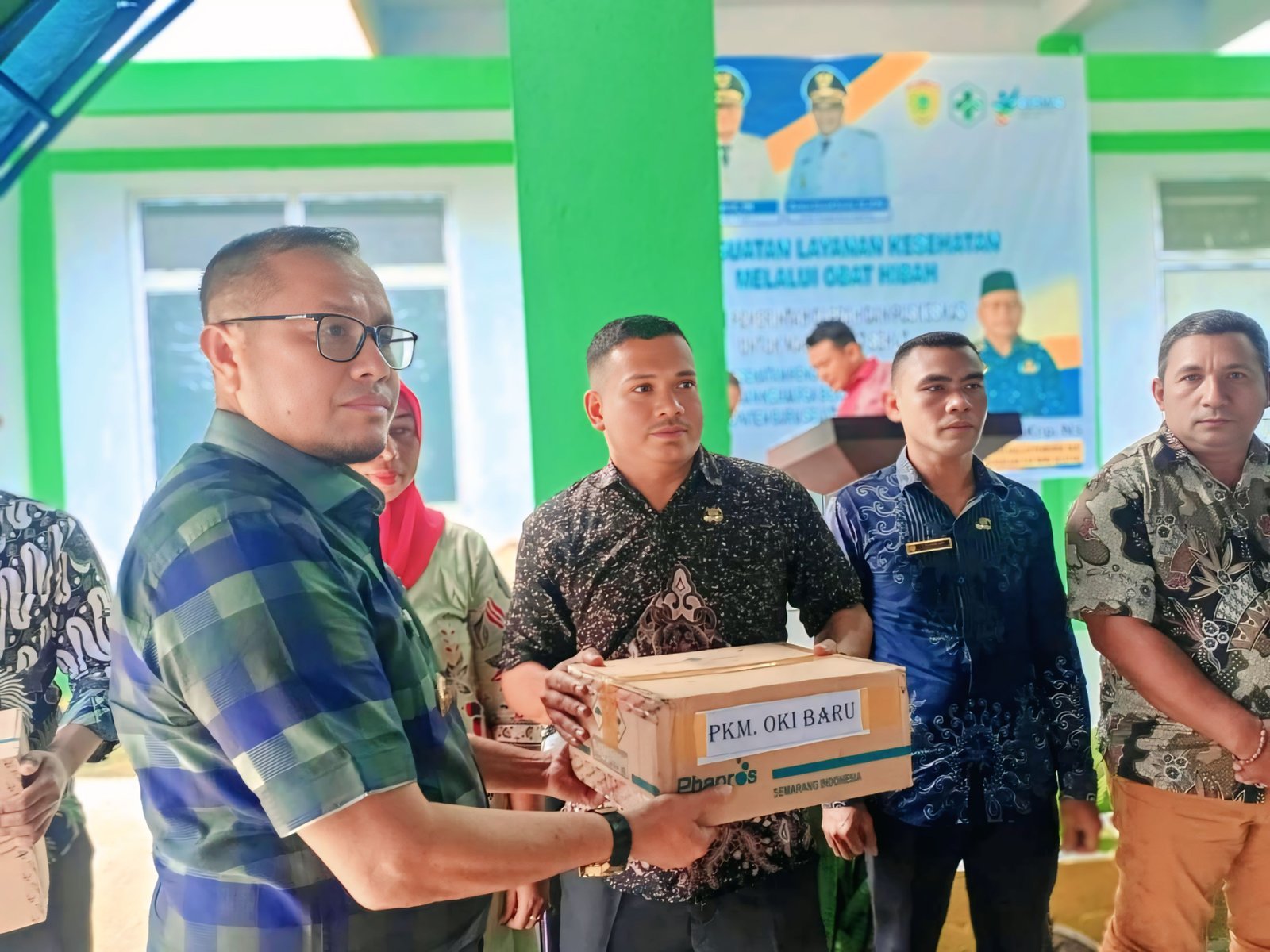 Serahkan Bantuan Obat, Bupati BurseL Minta Perbaiki Sistim Pengadaan Obat
