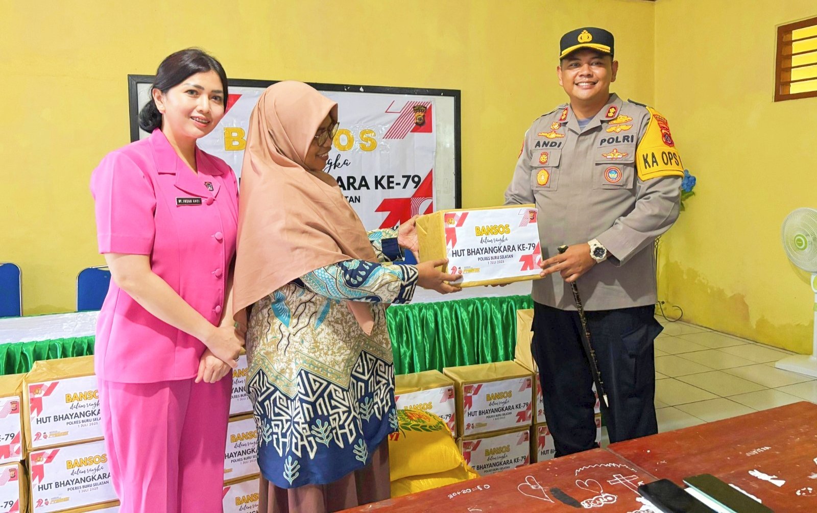 Hari Bhayangkara Ke-79, Bhayangkara Cabang BurseL Bagikan Sembako Ke Yayasan Santo Antonius dan SLB