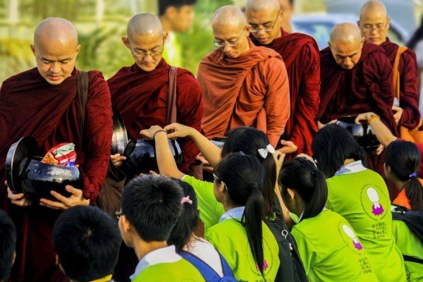 Upacara Ziarah Kaki Biksu Sebelum Perayaan Waisak (Thudong)