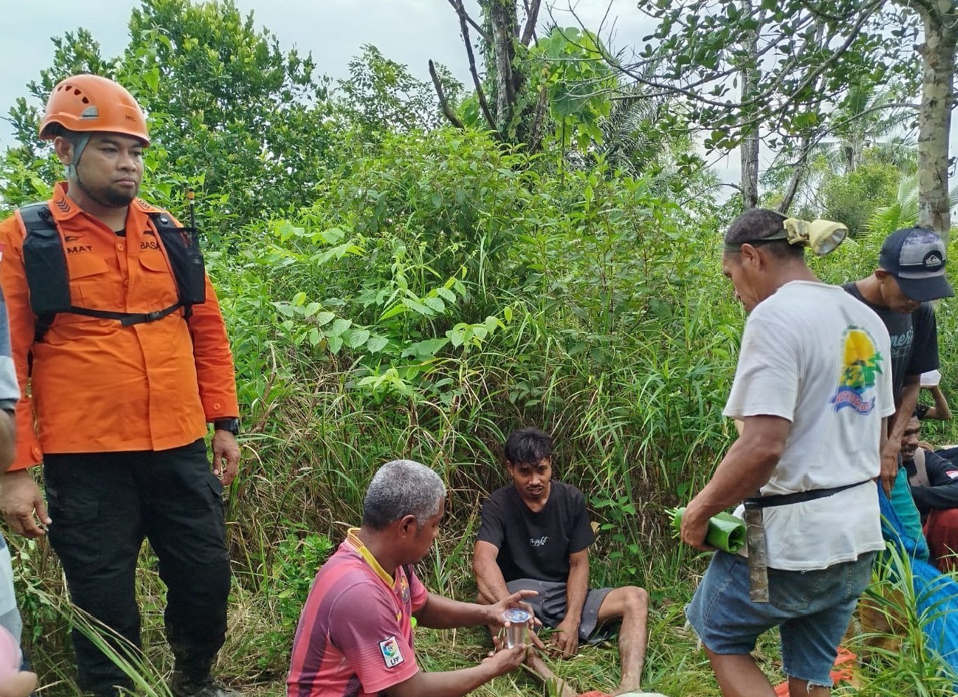 Sempat Hilang Saat Cari Sayur di Hutan, Warga Hative Besar Ditemukan Tim SAR Dalam Keadaan Lemas