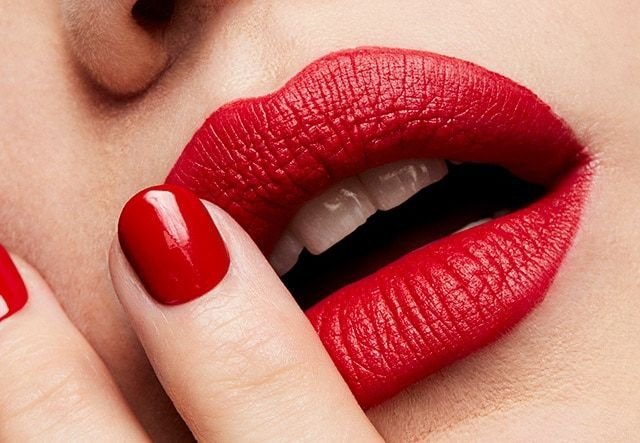 Beginilah Cara Pakai Lipstik Merah Biar Tak Norak