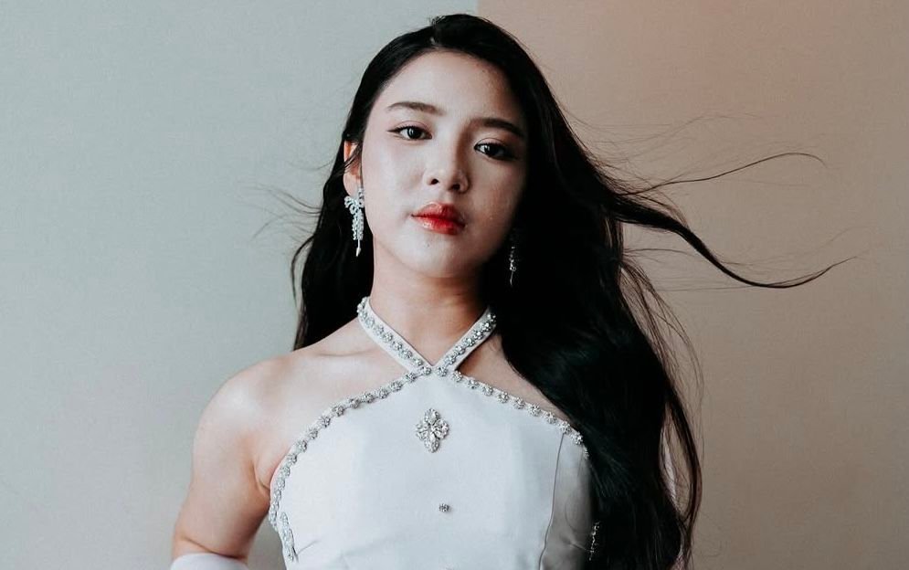 Tampilan Elegan Tiara Andini dengan Serba Putih di Acara Pernikahan, Stunning!