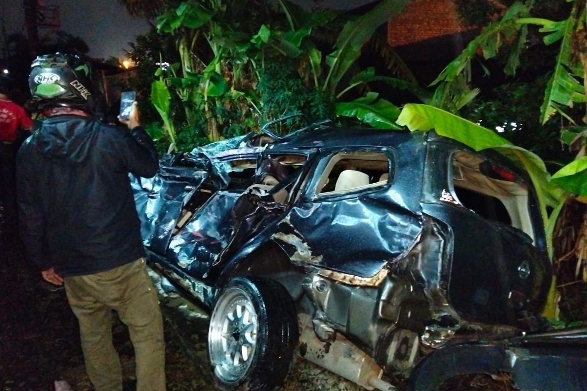 Livina Hancur di Sisi Rel, Tertahan 30 Meter Karena Masalah Ban