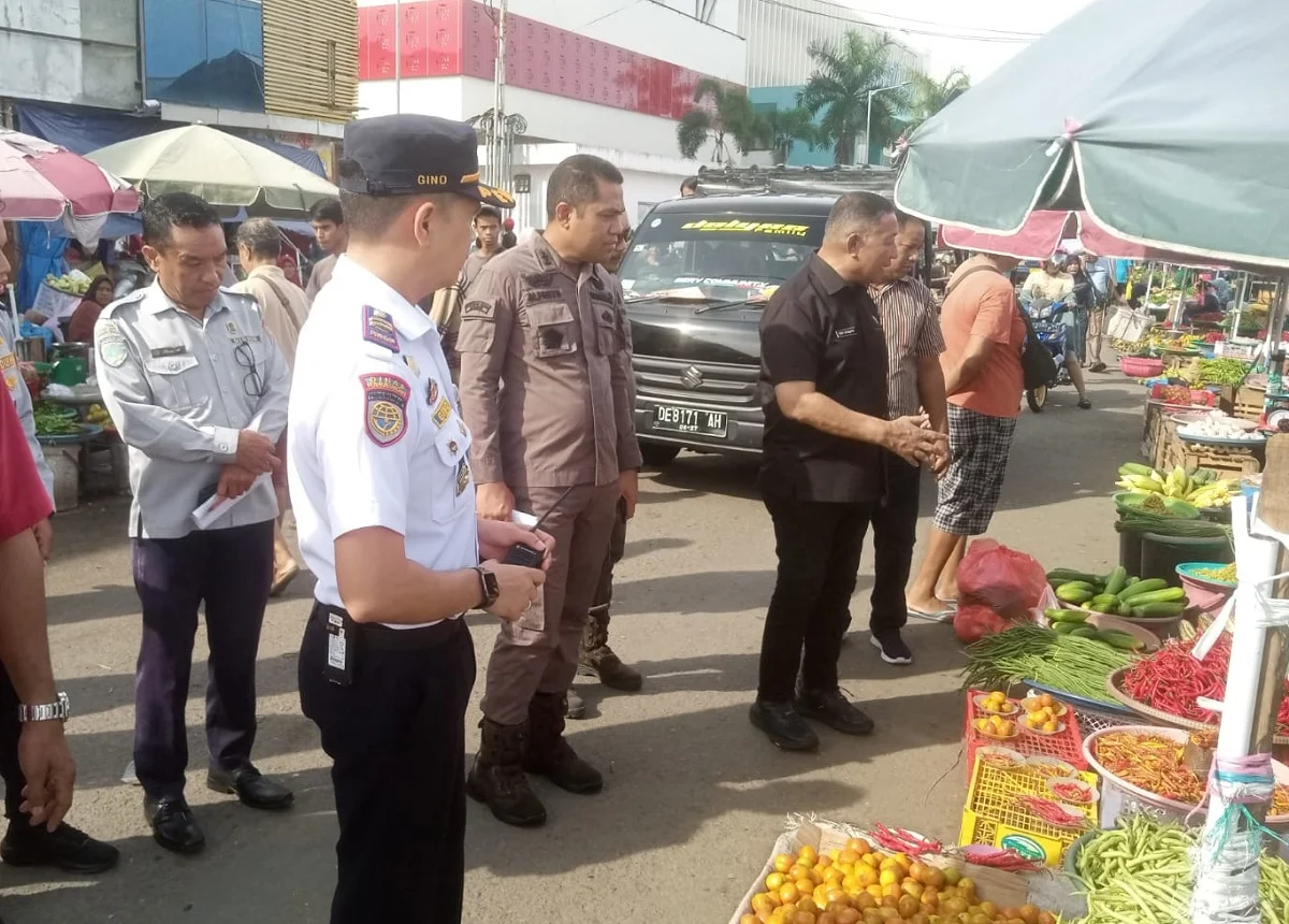 Pedagang di Pasar Mardika Dilarang Beraktivitas di Badan Jalan