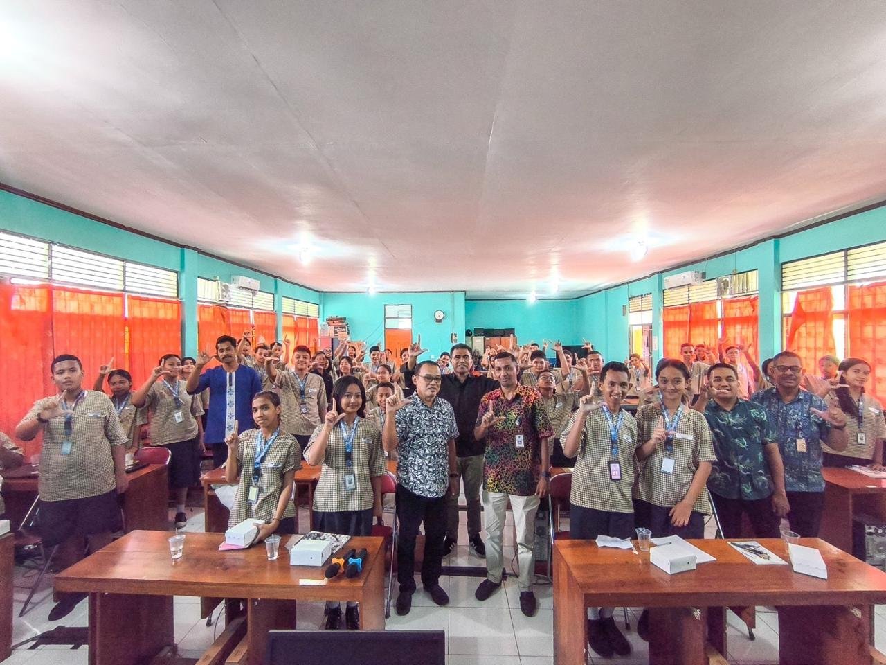 Kominfo Ambon, Gandeng Fisip Unpatti dan GMKI Sosialisasi Literasi Digital di Sekolah
