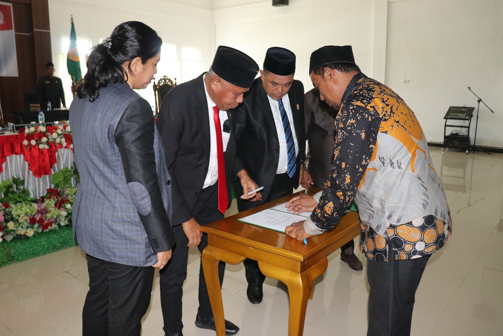 DPRD BurseL Paripurna Penetapan Calon Bupati dan Wakil Bupati Terpilih Periode 2025-2030