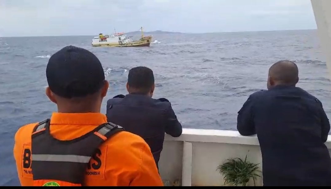 KM Berkat Tolada di Evakuasi Tim SAR Gabungan di Laut Banda