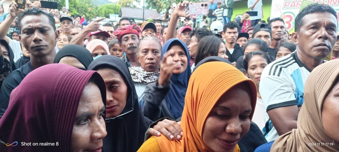 Diguyur Hujan Lebat Hadiri Kampanye SAFITRI-HEMFRI Tidak Menyurutkan Fanatisme Pendukung