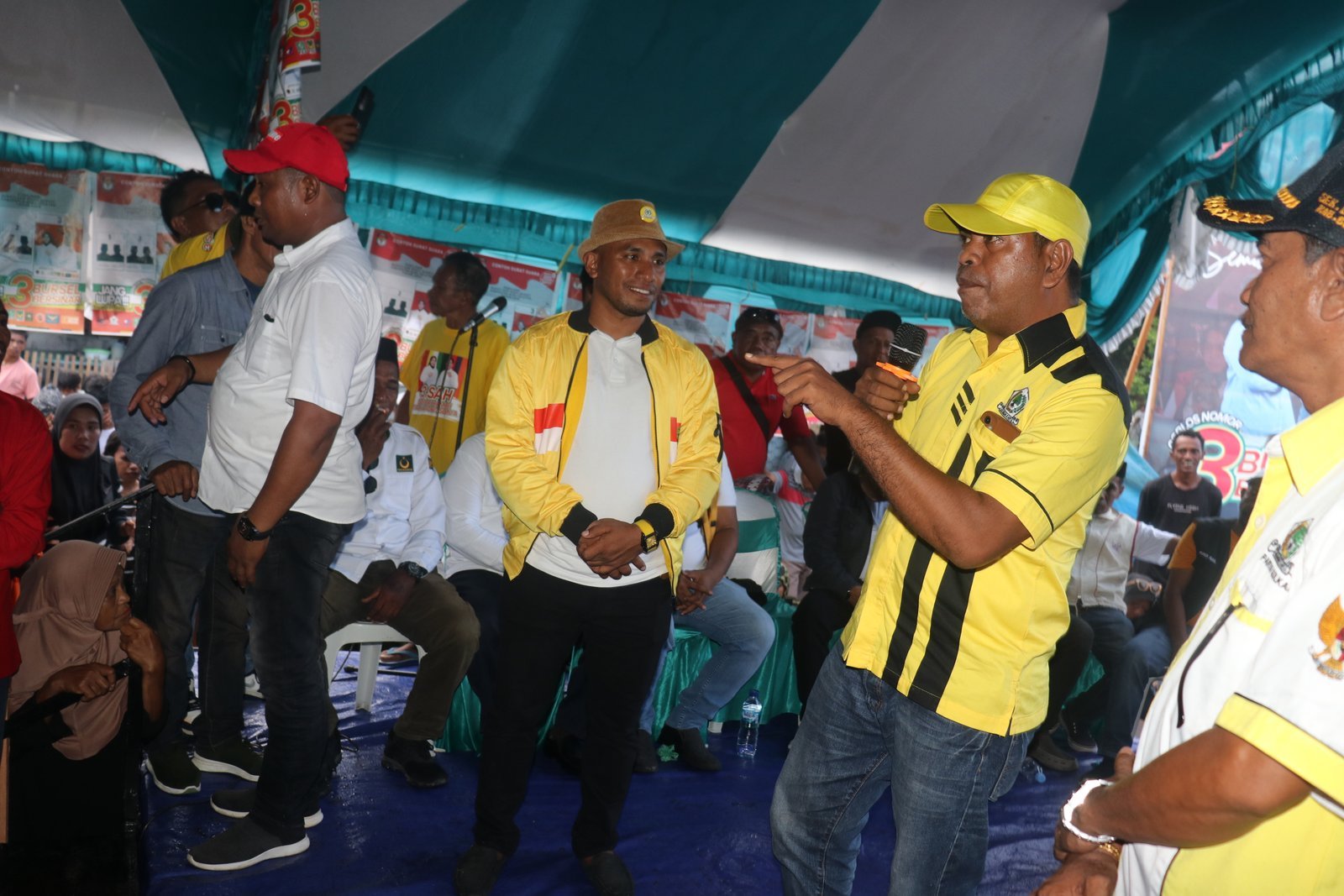 Ribuan Orang Fanatisme SMS-BENO Diguyur Hujan Lebat di Kecamatan Waesama