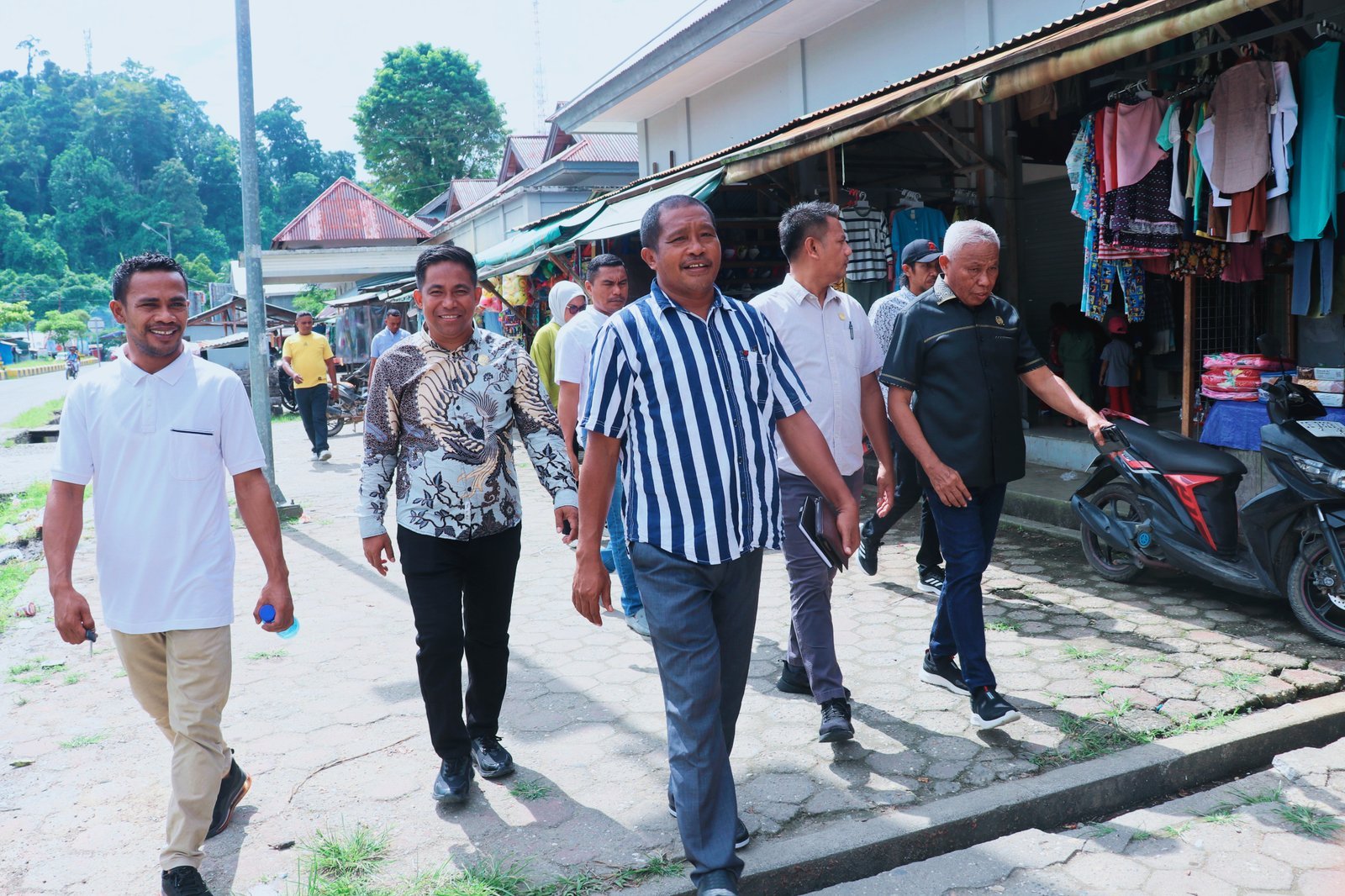 Komisi II DPRD BurseL On The Spot Ke Pasar Namrole Temukan Kasus