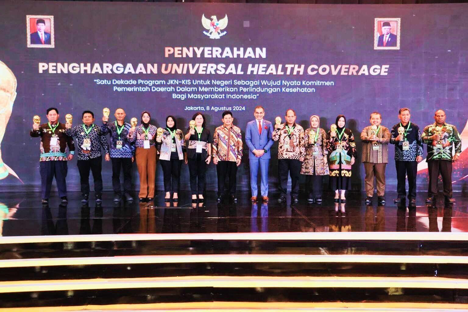 Bupati BurseL Safitri Malik Soulisa Terima UHC Award 2024