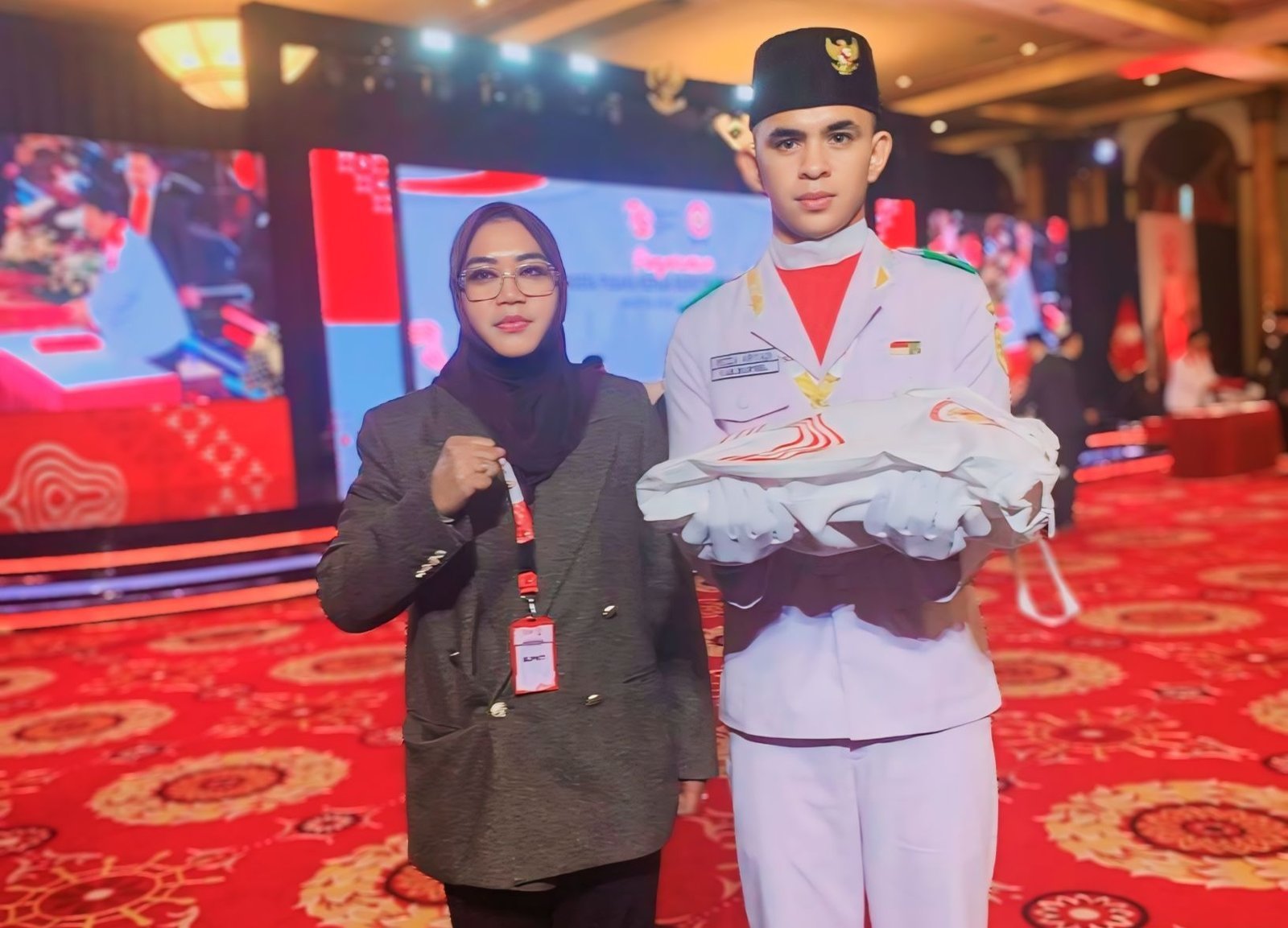Bupati BurseL Safitri Malik Terima Duplikat Bendera Pusaka