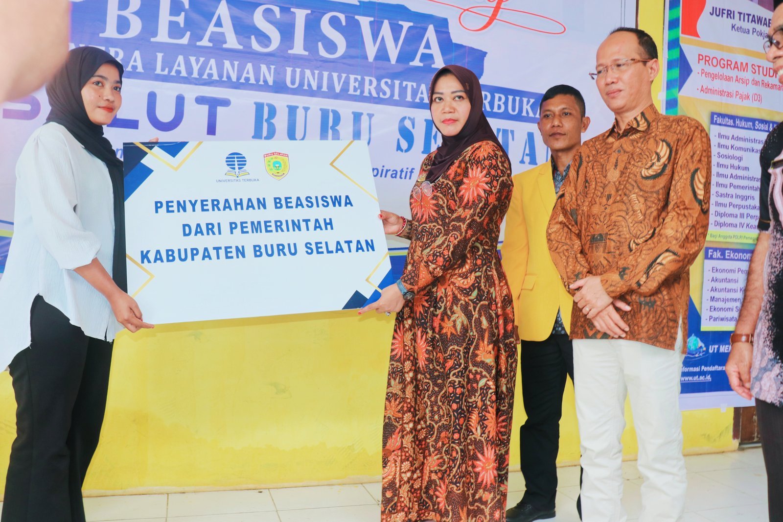 Bupati BurseL Resmikan SALUT dan Berikan Beasiswa Prestasi