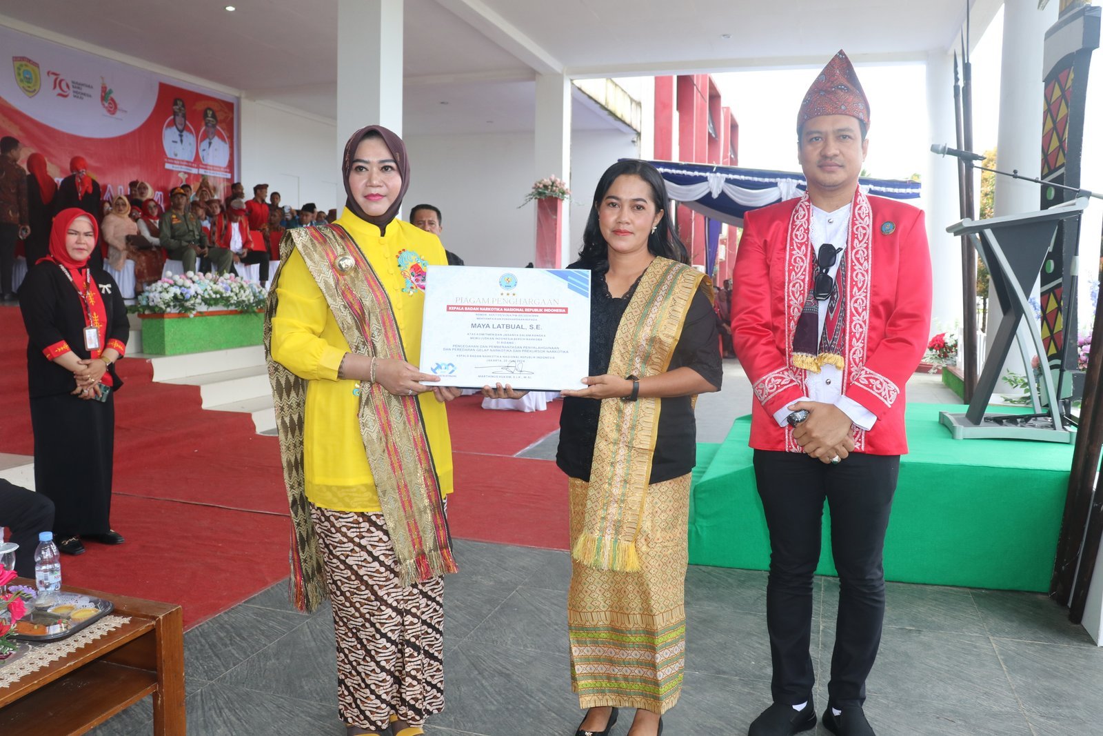 HUT Bursel Ke-16 Desa Kamlanglale Terima Penghargaan Desa Bersih Narkoba