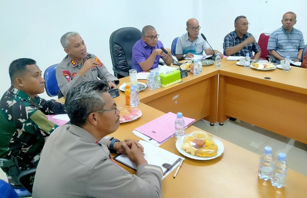 WaBup dan KapolreS RapaT DaruraT PenaggulangaN Dampak BencanA di BurseL