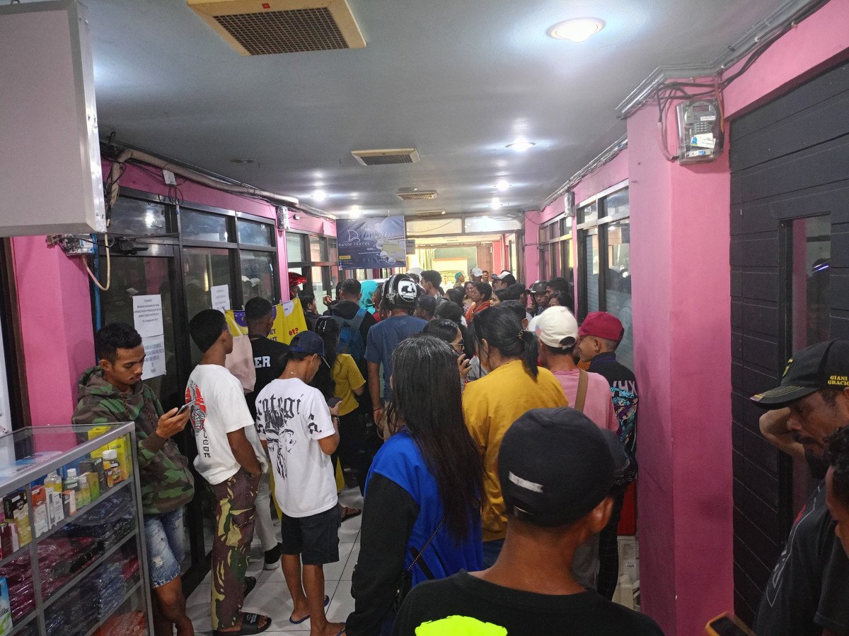 Serbu,,,,,,,,,Upaya Memiliki Tiket Perintis, Calon Penumpang KM. Inti Mulia Berdesakan