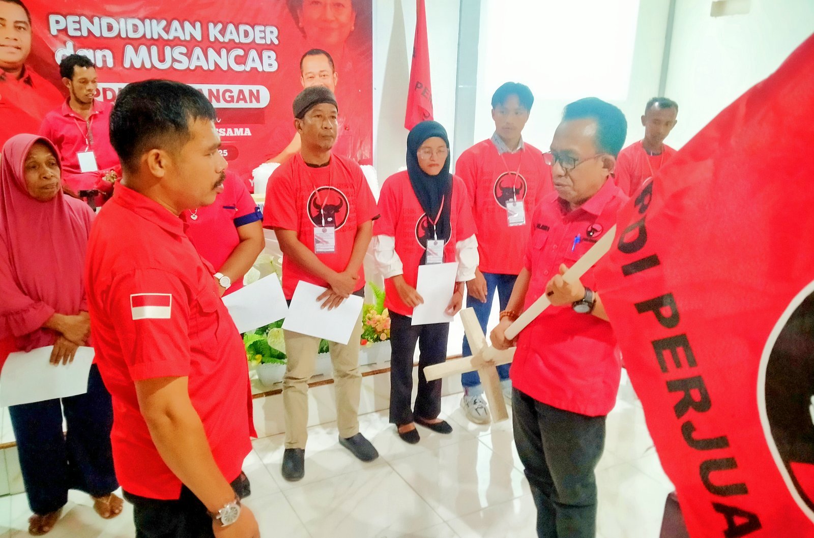 Taufik Tuanaya Nahkodai PAC PDIP Namrole, Amin Buton Titip Pesan Keberanian