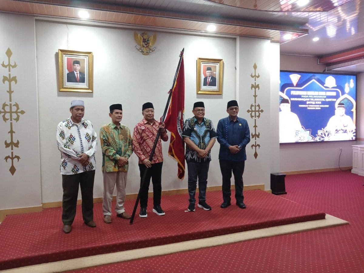 Pj Wali Kota Ambon Melepas Kafilah Kota Ambon ke MTQ Provinsi Maluku