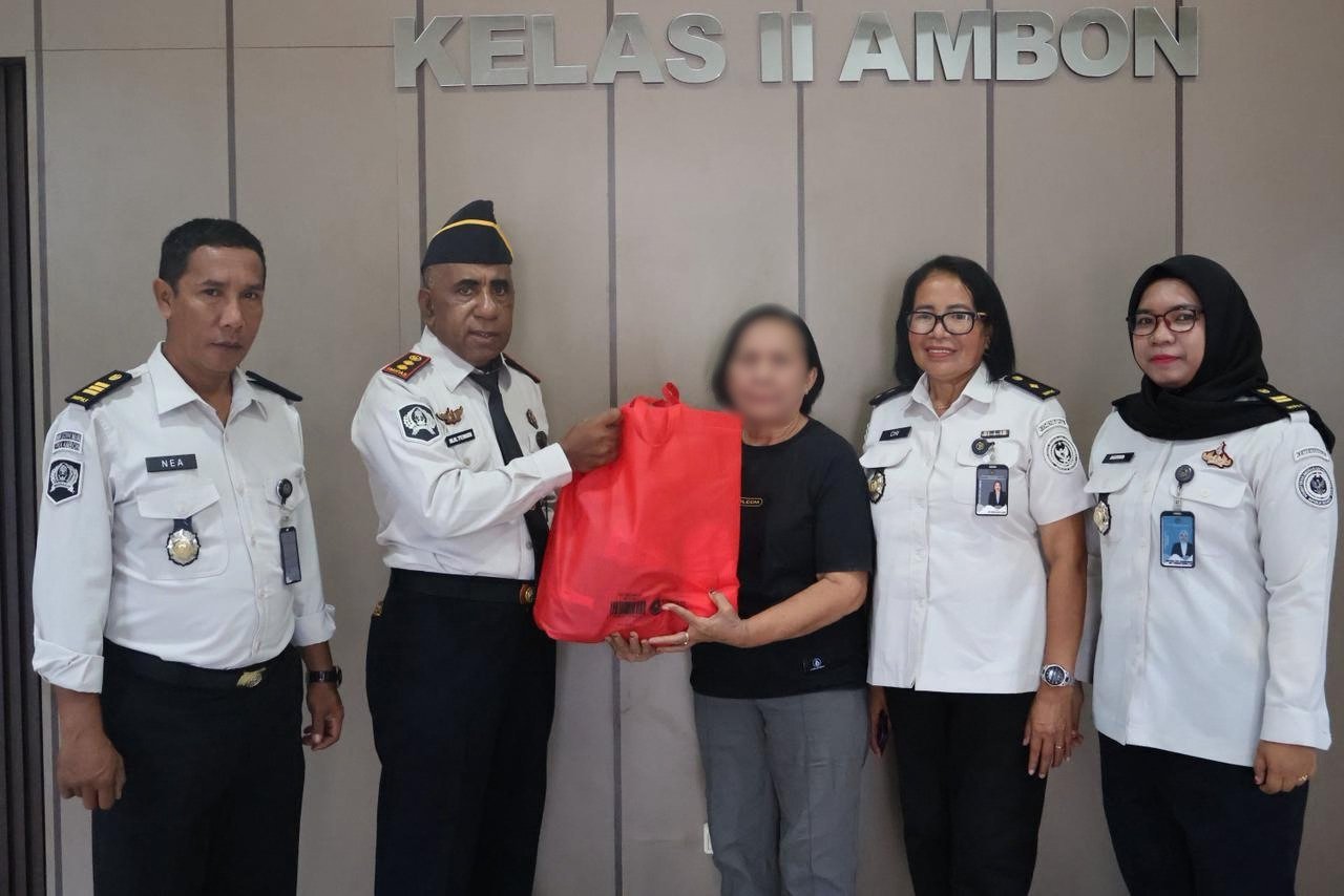 LPKA Ambon Salurkan Bantuan Sosial kepada Masyarakat Sekitar