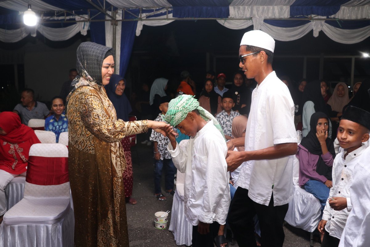 Sholat Ied di Namrole, Bupati BurseL Gelar Open House Bagi Masyarakat