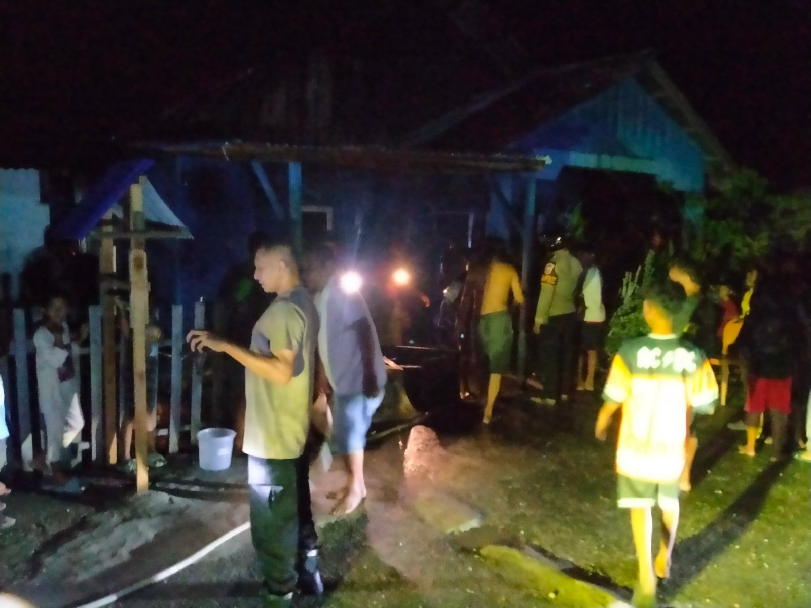 Rumah Orang Tua Anggota DPRD Busel Terbakar, Warga Bergotong Royong Padamkan Api