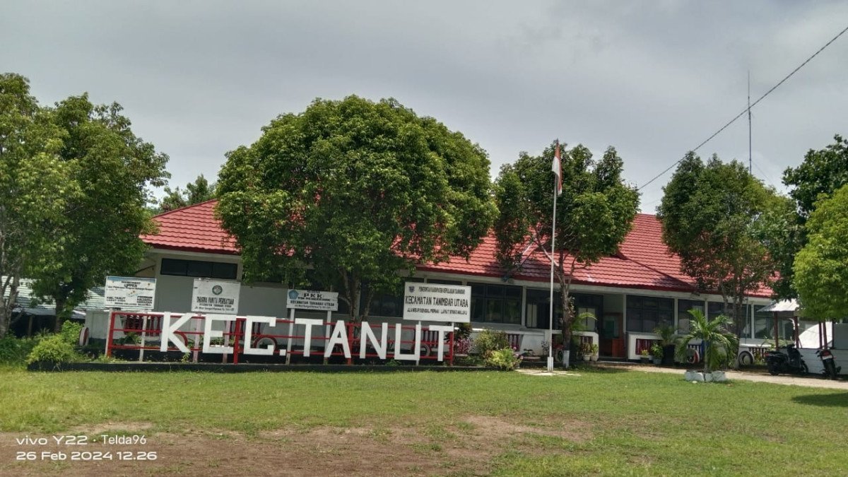 Tak Terima Gaji, Kantor Camat Tanut Dipalang