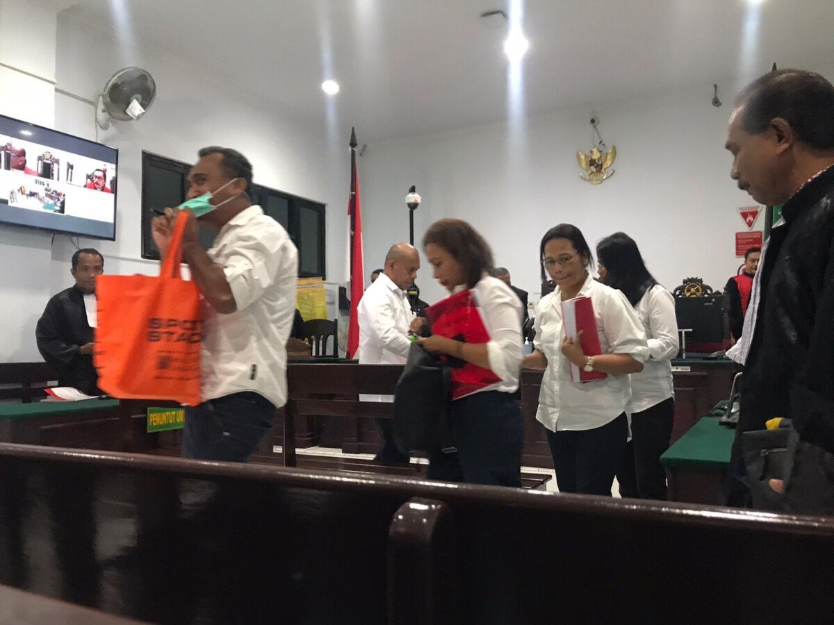 6 Terdakwa Korupsi Di BPKAD Tanimbar Jalani Sidang Perdana. Nama Anggota DPRD di Sebut Terima 450 Juta