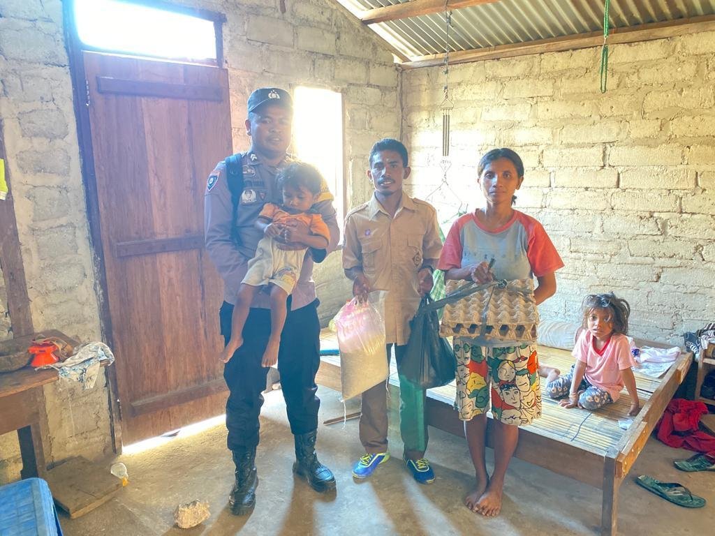 Peduli Stunting, Bhabinkamtibmas kunjungi Anak Asuh dan berikan bantuan asupan Gizi