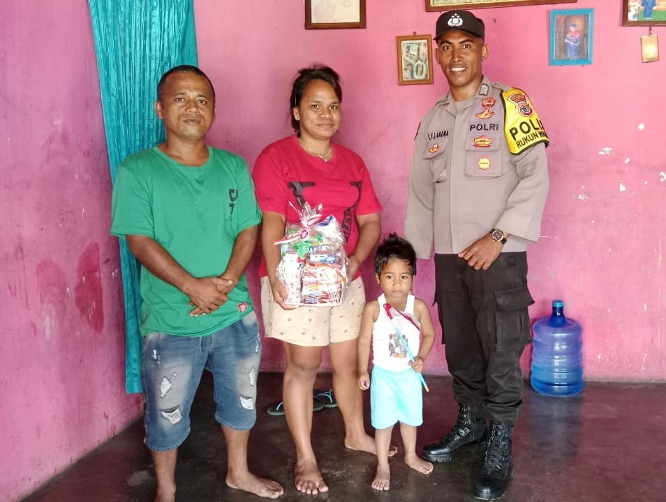 Bantuan Sosial Polri Di HUT RI Ke-78, Polries Kepulauan Tanimbar Sembangi Anak - anak Stunting