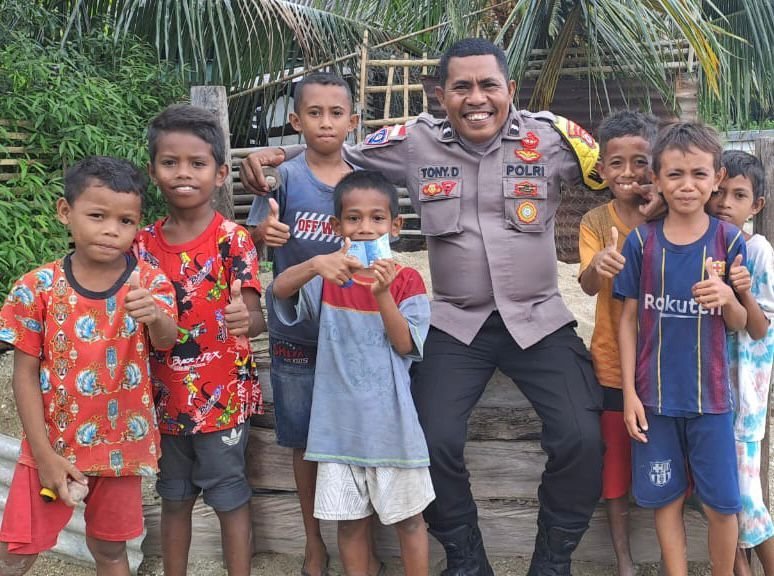 Sambangi Anak-Anak Pesisir Pantai, Bhabinkamtibmas Olilit Raya 1 berikan Edukasi dan Motivasi sejak dini