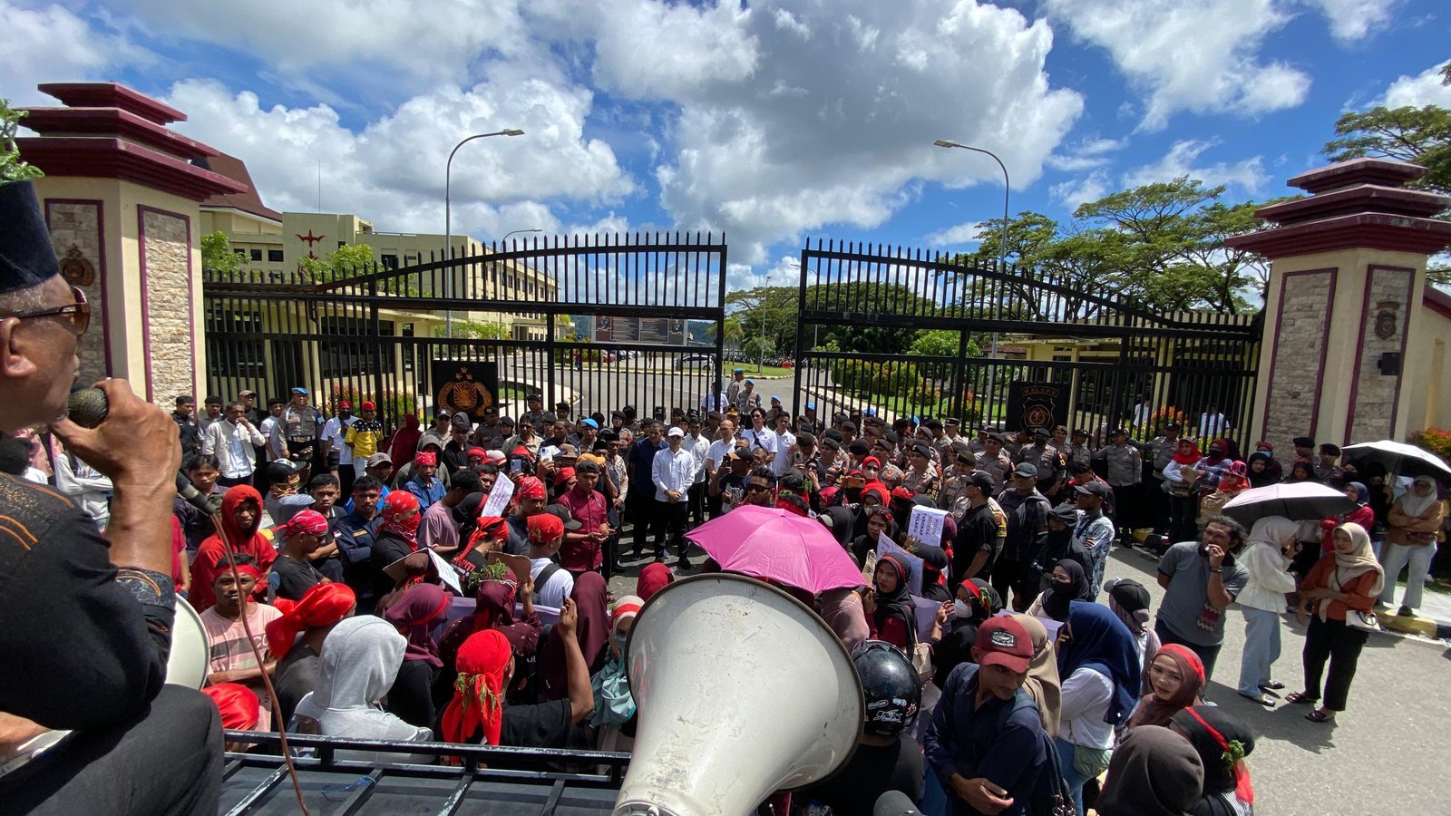 Ratusan Warga dan Mahasiswa Manipa Gelar Aksi Damai di Polda Maluku, Desak Pengurusan Kasus Abdullah Mahu