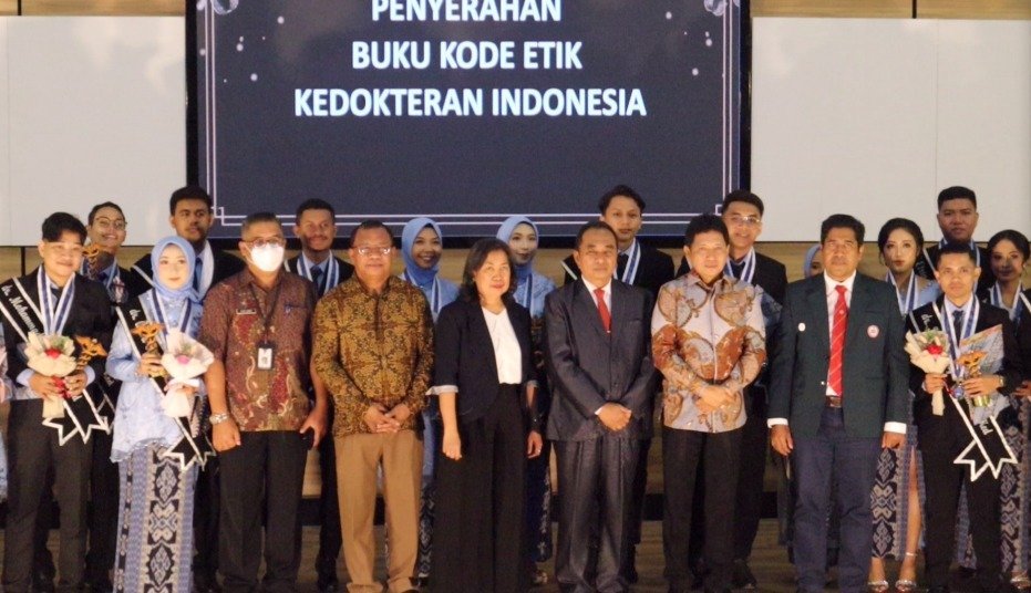 SEKDA HADIRI PENGAMBILAN SUMPAH &amp; PELANTIKAN 30 DOKTER BARU UNPATTI