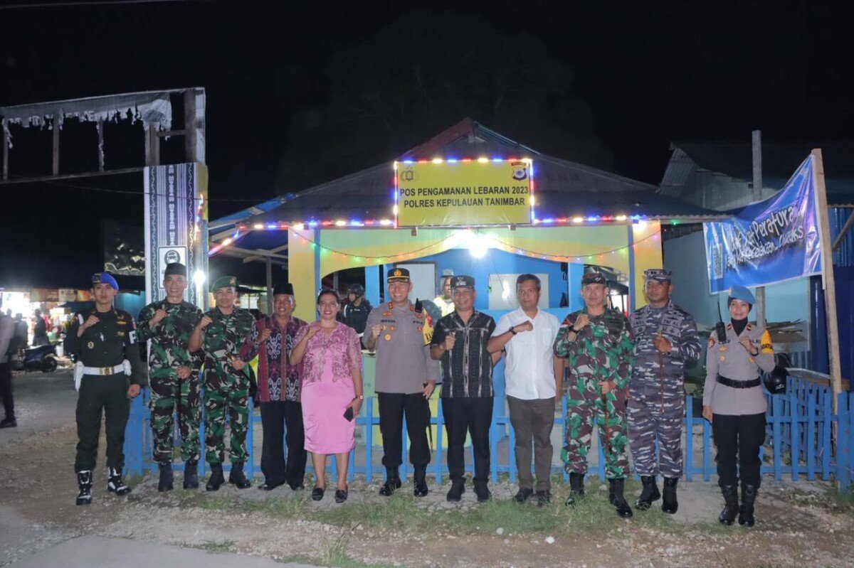 Kapolres Kepulauan Tanimbar bersama Forkopimda tinjau Pos Pam saat Malam Takbiran
