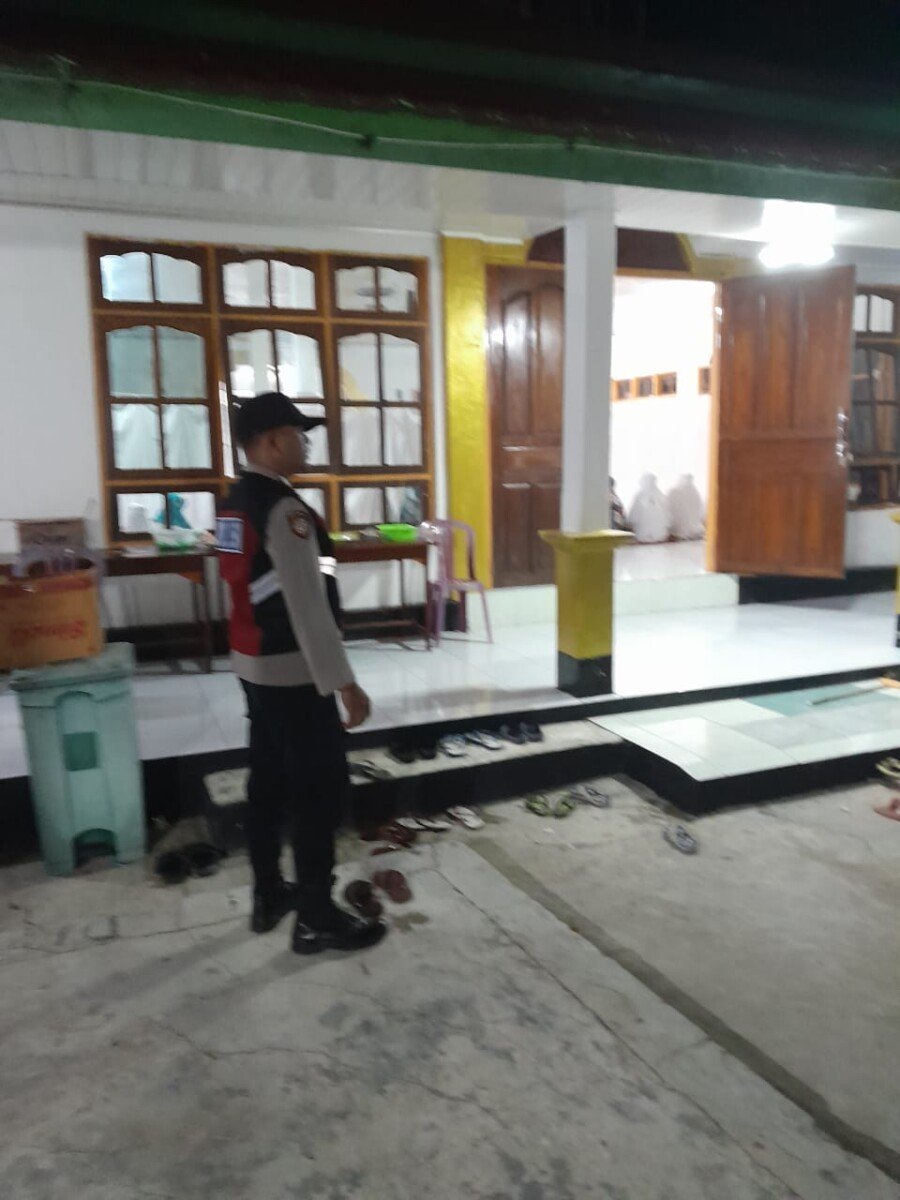Polsek Kisar Lakukan Pengamanan Sholat Tarawih