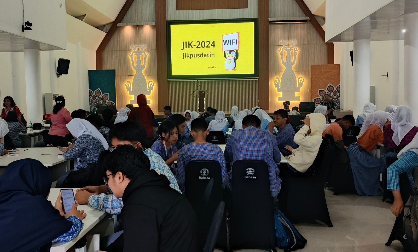 Maxim Ambon Fasilitasi Ratusan Pelajar SMA Unjuk Kecerdasan Lewat Kompetisi English Brain Games