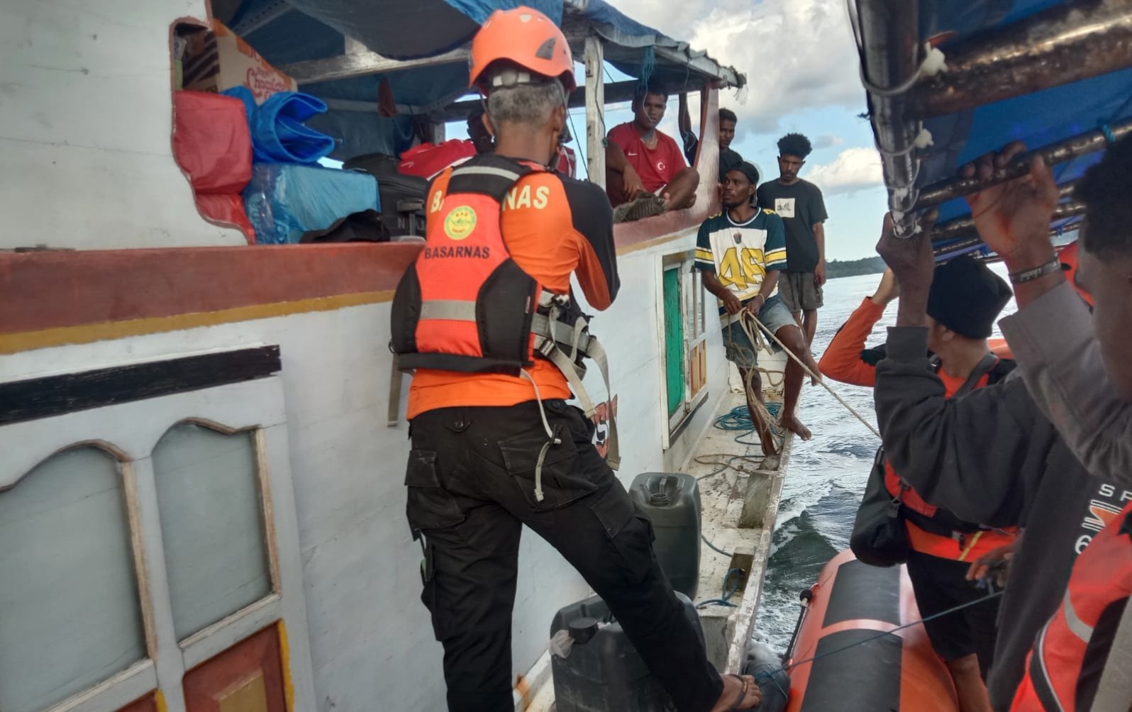 Tim SAR Gabungan Dobo Selamatkan 44 Penumpang Kapal yang Kandas di Benjina