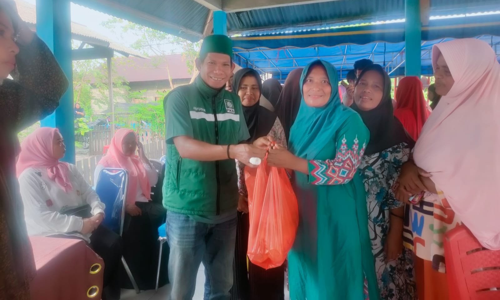 PKB Buru Selatan Salurkan Ratusan Paket Sembako Jelang Idul Fitri