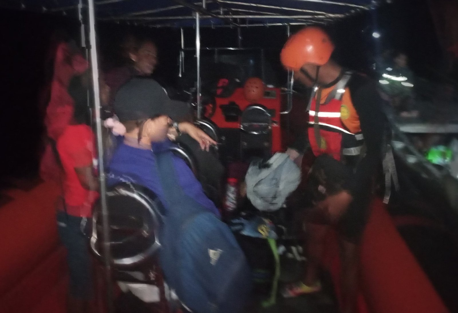 Pos SAR Dobo Evakuasi 9 Penumpang Kapal Motor yang Alami Mati Mesin Dengan Selamat