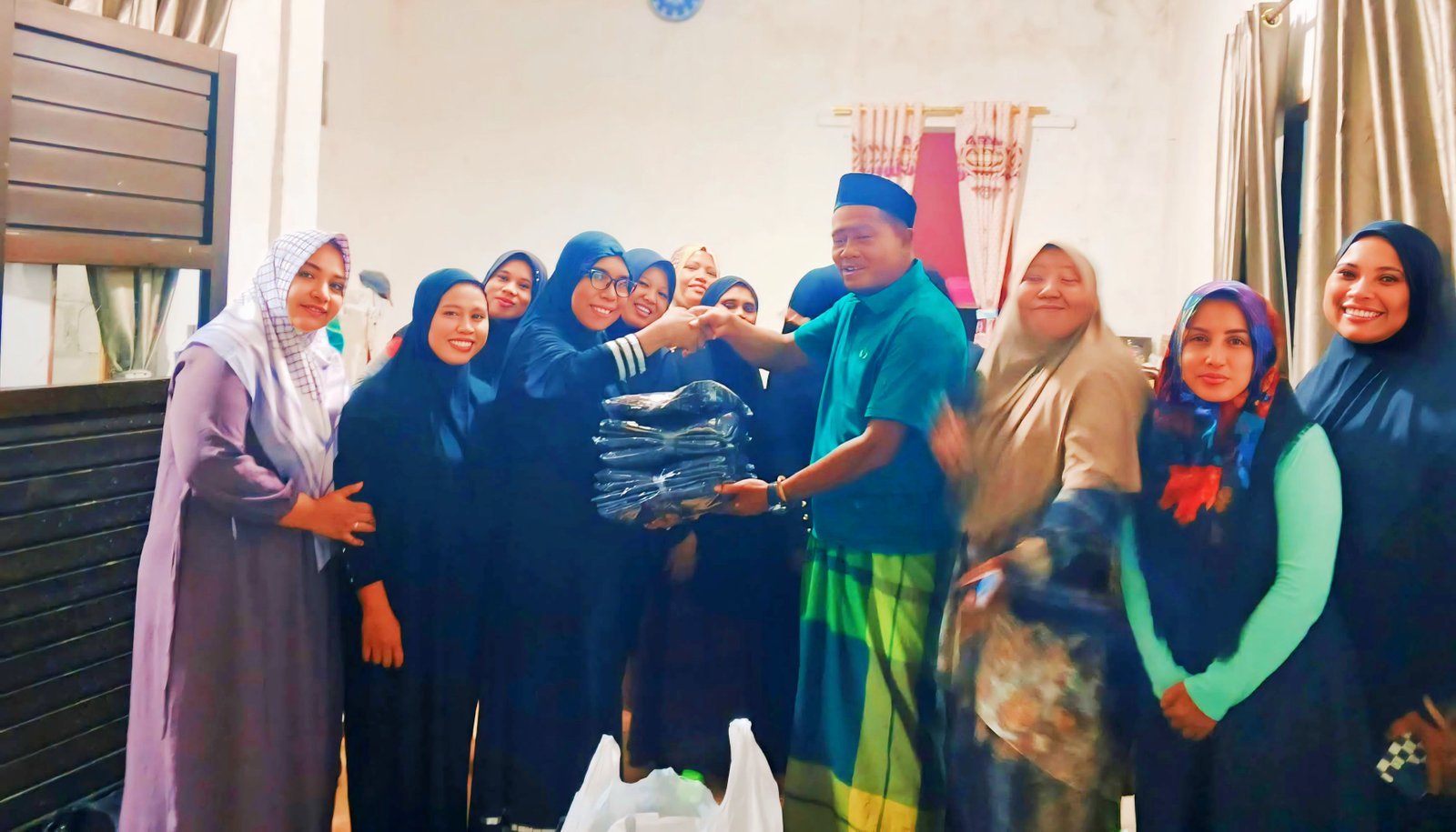 Basir Solissa Serahkan Bantuan Busana Muslim untuk Majelis Ta’lim Nurul Islam Jelang Ramadhan